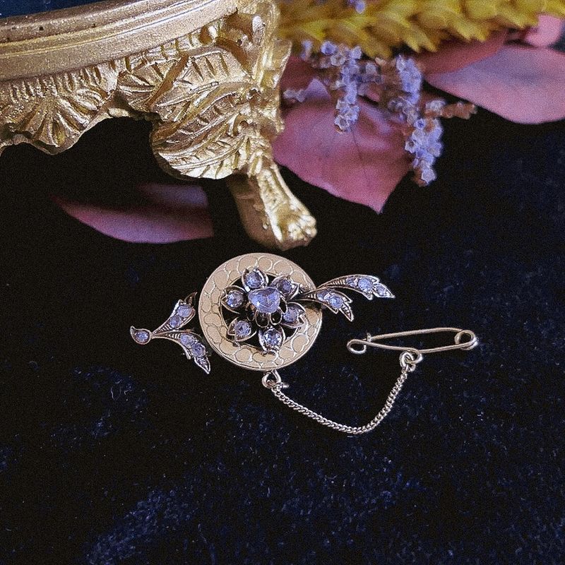 Image 2 of Antique gold brooch with rose-cut diamonds; approx. 0.40 ct.