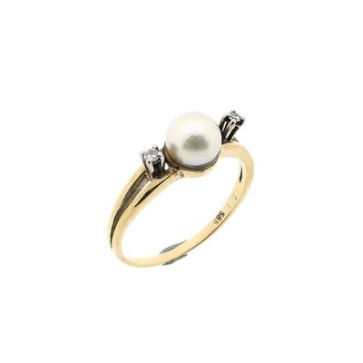 Gold ring with pearl and diamonds; 0.04 ct. Image 1 of Gold ring with pearl and diamonds; 0.04 ct.