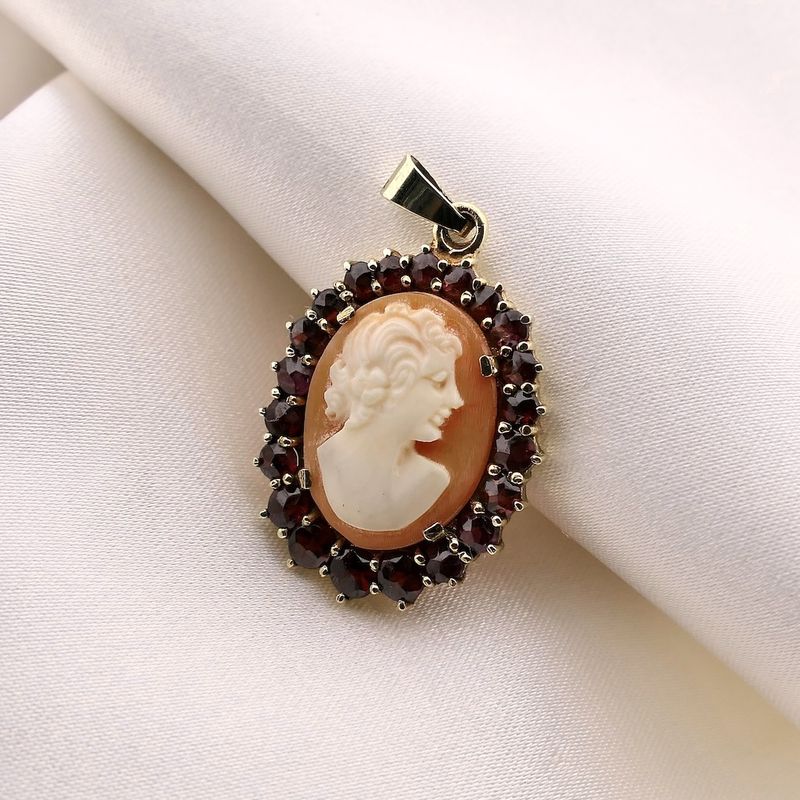 Image 2 of 8K Pendant with cameo and garnet | Antique
