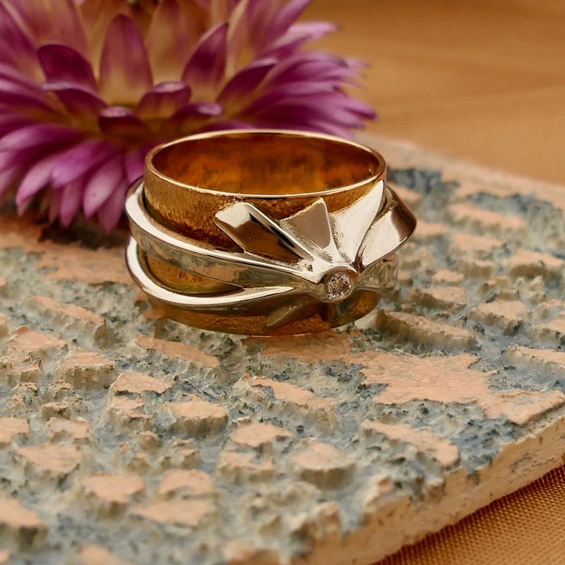 Afbeelding 2 van Vintage bicolor gouden ring met diamant; 0,05 ct.