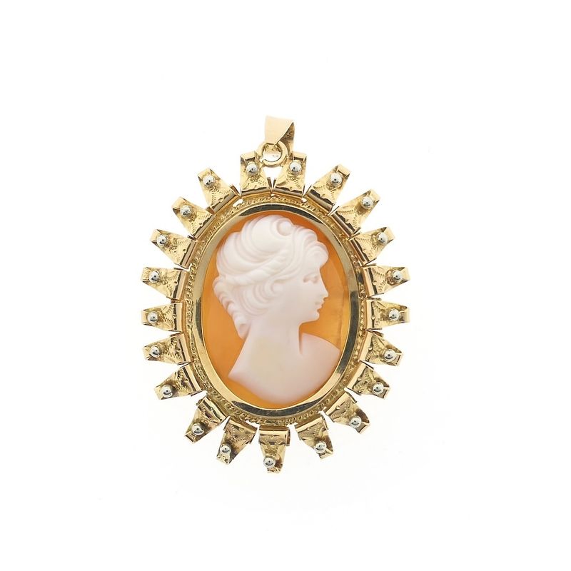 Image 2 of Vintage gold pendant/brooch with cameo