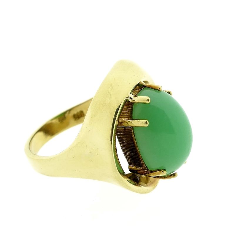Image 8 of Gold ring with chrysoprase.