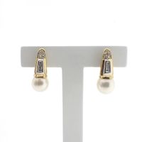 18 carat gold stud earrings with cultured pearl and 0.18 ct diamond.