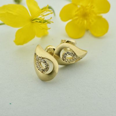 Image 1 of Gold stud earrings with zirconia