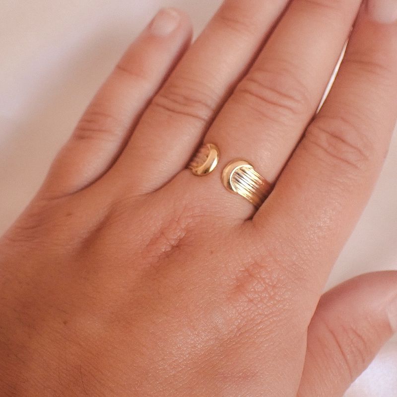 Image 4 of 18 carat tricolor gold ring