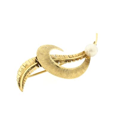 Image 2 of Gold brooch with pearl