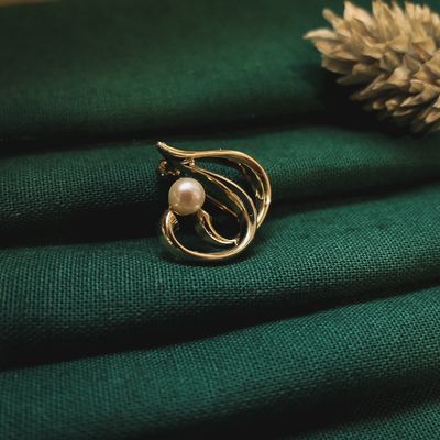 Image 2 of 8 carat vintage brooch with pearl