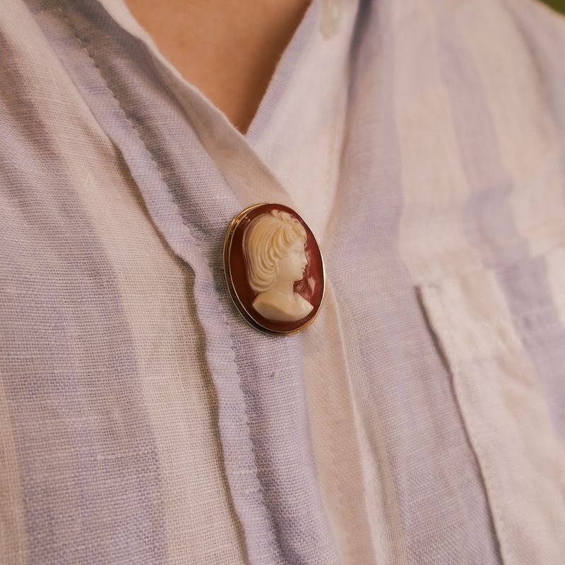 Image 4 of Vintage gold brooch/pendant with cameo