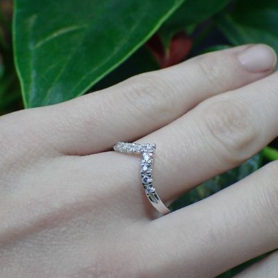 Image 2 of Silver women's ring with zirconia | V-shape