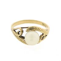 10 carat ring with pearl