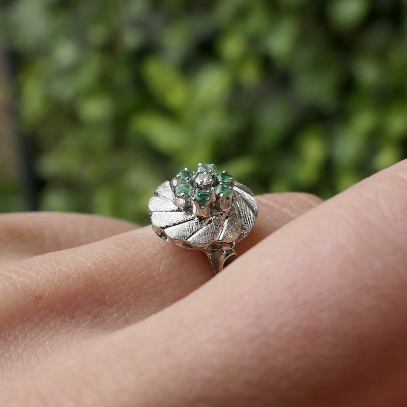 Image 8 of Gold ring with emerald and diamond; 0.03 ct.