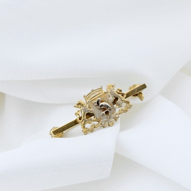 Image 6 of Gold brooch of the coat of arms of The Hague