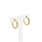 Afbeelding 3 van Gematteerd gouden oorringen met diamantslijpsel | 16.7 mm 