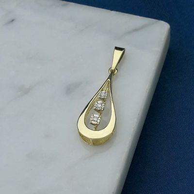 Image 2 of Gold pendant with diamond; 0.03 ct.
