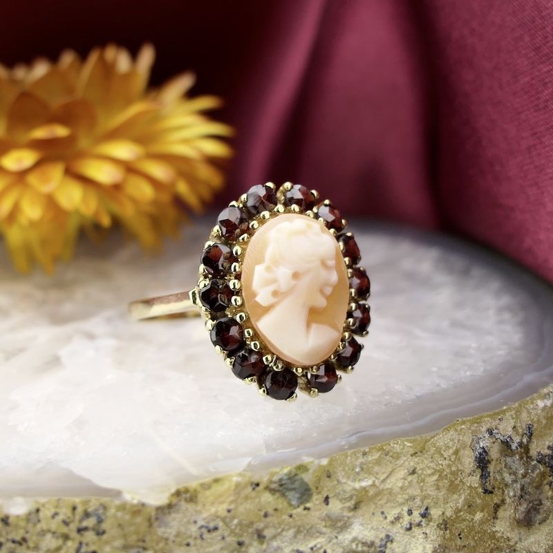 Image 2 of 8K Vintage ring with cameo and garnet