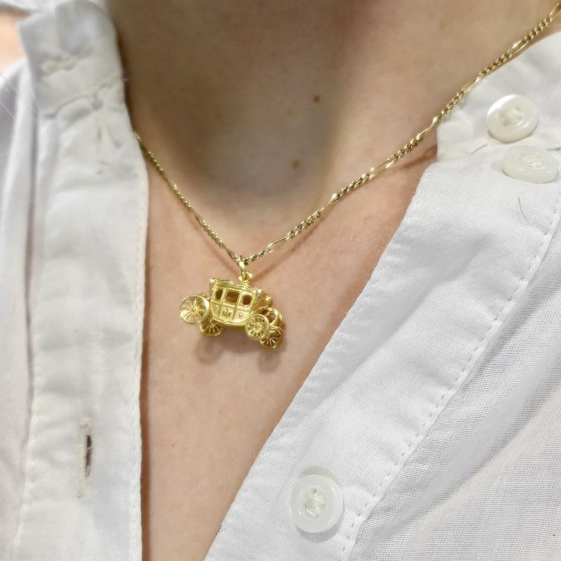 Image 10 of Gold pendant of an old carriage