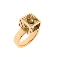 Gold ring with a dynamic design