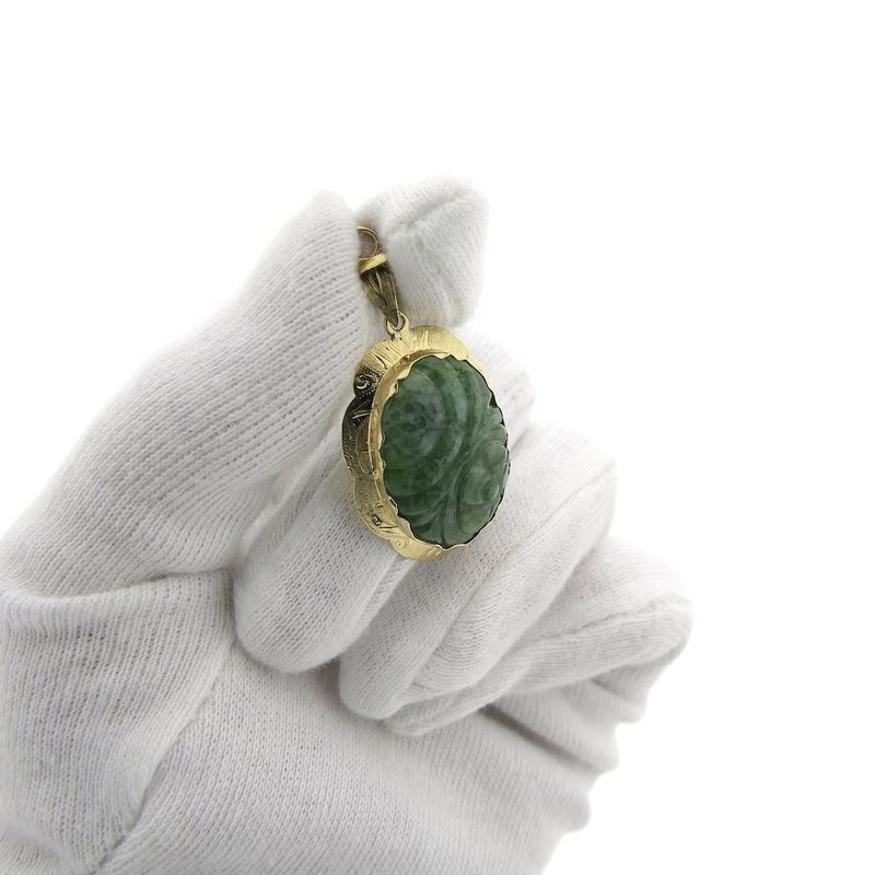 Image 8 of Gold pendant with jade