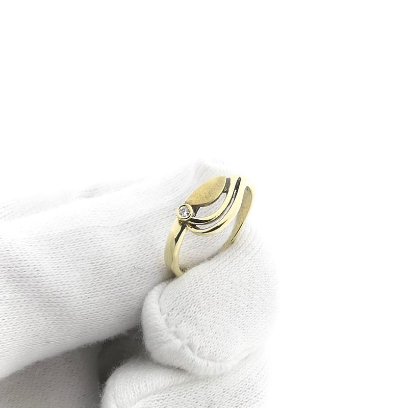 Image 9 of Gold ring with zirconia