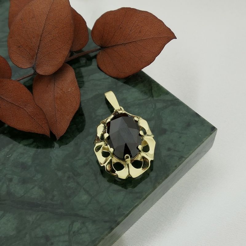 Image 2 of Vintage gold pendant with garnet
