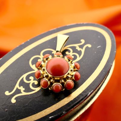 Afbeelding 2 van Gouden hanger met bloedkoraal