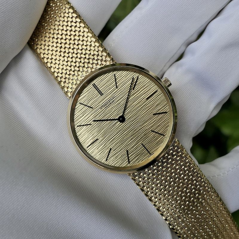 Image 13 of Universal Geneva 'Ultra Thin' 18205/11; Vintage 18k gold men's watch