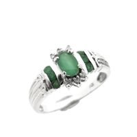 10 carat ring with emerald and diamonds; 0.03 ct.