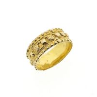Gold ring with pattern