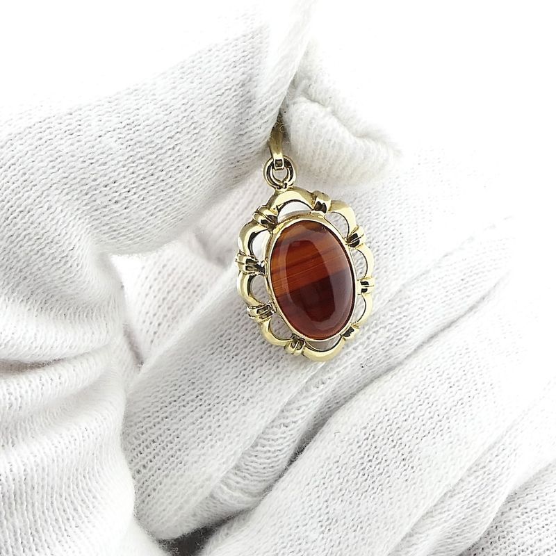 Image 6 of Vintage gold pendant with bandagate
