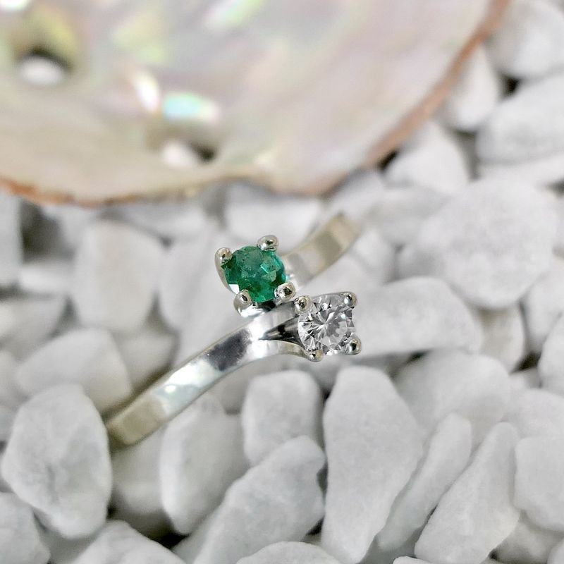 Image 2 of White gold ring with emerald and diamond | Toi et moi
