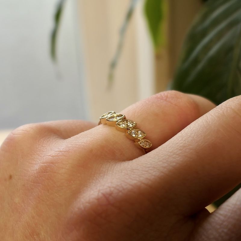 Image 11 of 18-karat gold ring with 0.10 ct diamond