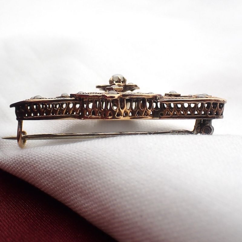 Image 5 of Antique gold Victorian brooch with pearls