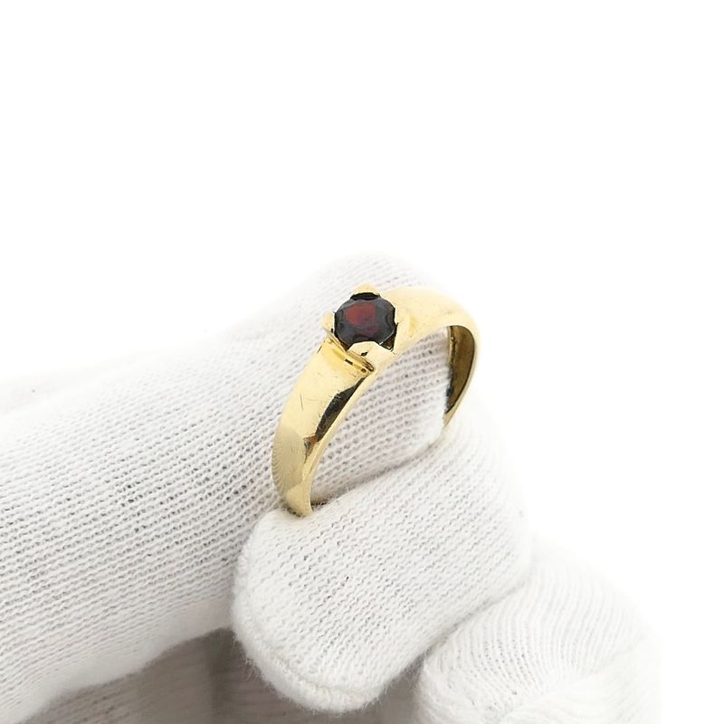 Afbeelding 9 van 8 karaat vintage solitair ring met granaat