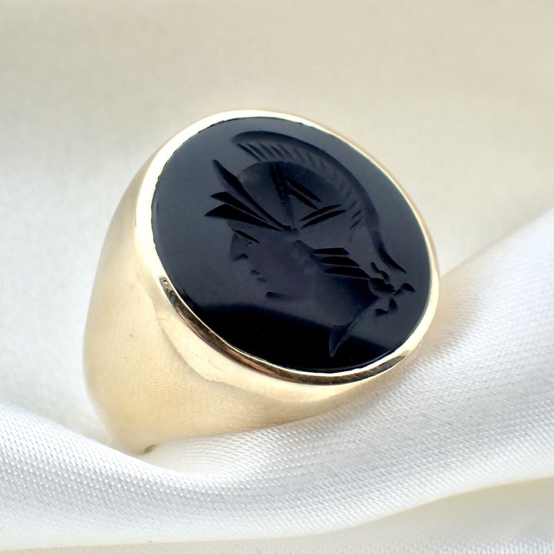 Image 2 of Gold signet ring with onyx stone | engraved with a Roman soldier