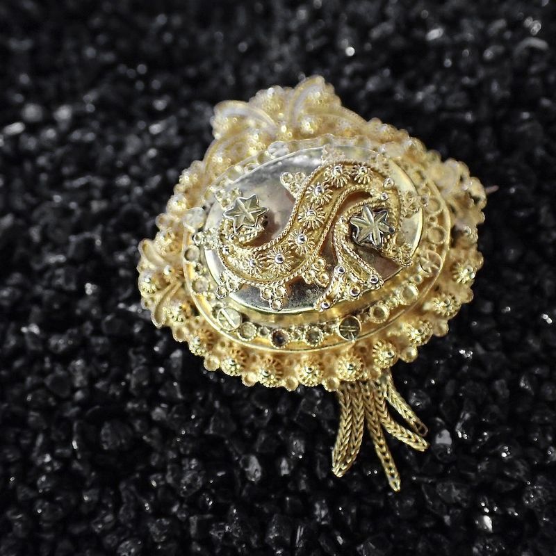 Image 2 of Old Dutch gold brooch with a cap bell