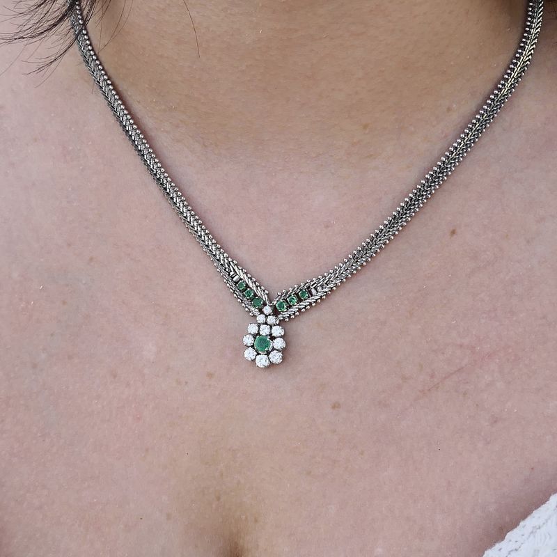 Afbeelding 11 van Witgouden visgraat schakelcollier met smaragd en diamanten; 0,77 ct.