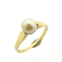 Gold ring with cultured pearl