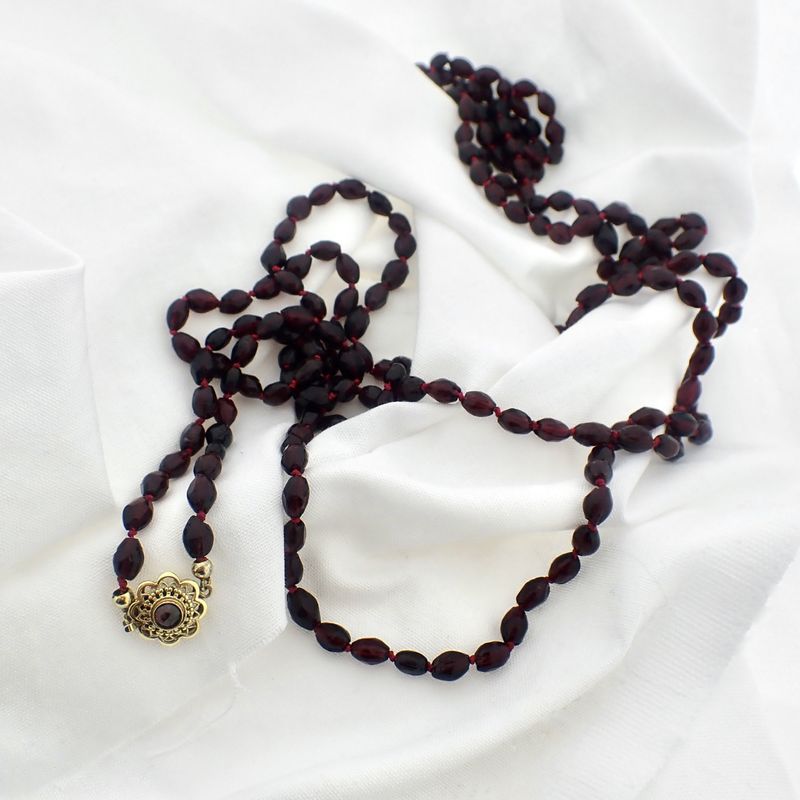 Image 4 of Glass bead necklace/sautoir with gold clasp