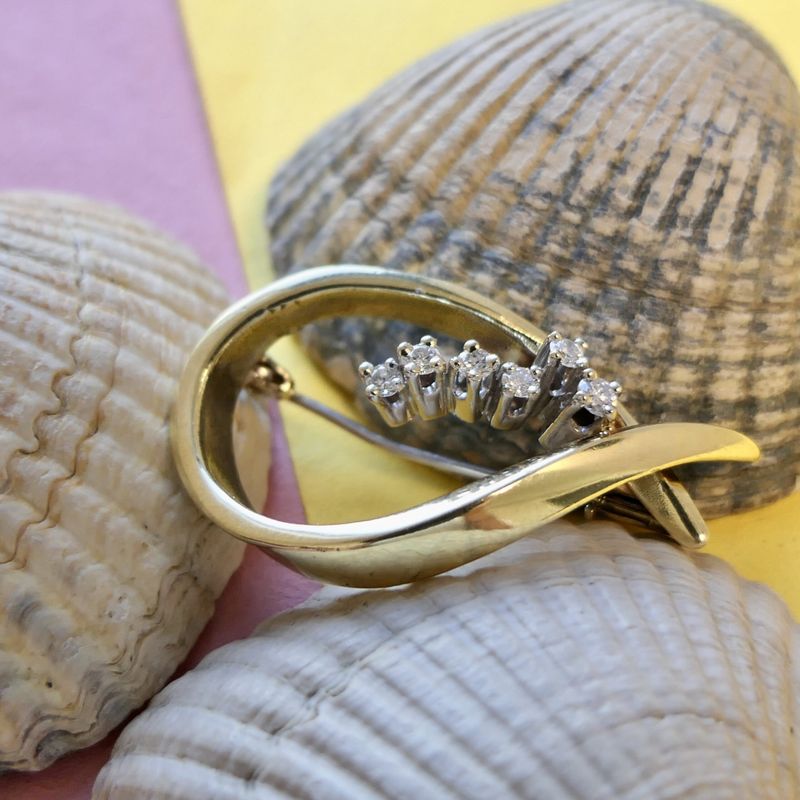 Image 8 of Gold brooch with diamonds; 0.26 ct.