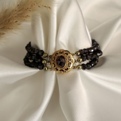 Garnet bracelet with gold clasp; Antique/vintage | 20 cm Image 2 of Garnet bracelet with gold clasp; Antique/vintage | 20 cm