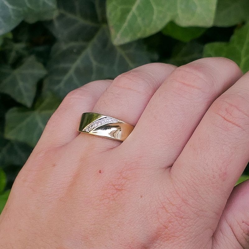 Image 8 of Gold ring with diamond; 0.04 ct.