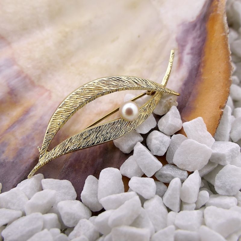 Image 7 of Gold brooch as a feather with pearl
