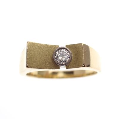 Image 2 of Gold solitaire ring with diamond; 0.15 ct.