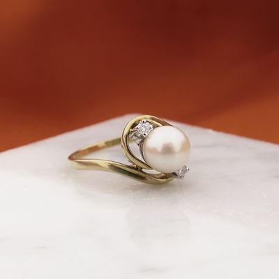 Afbeelding 2 van Gouden ring met parel en diamanten; 0,07 ct.