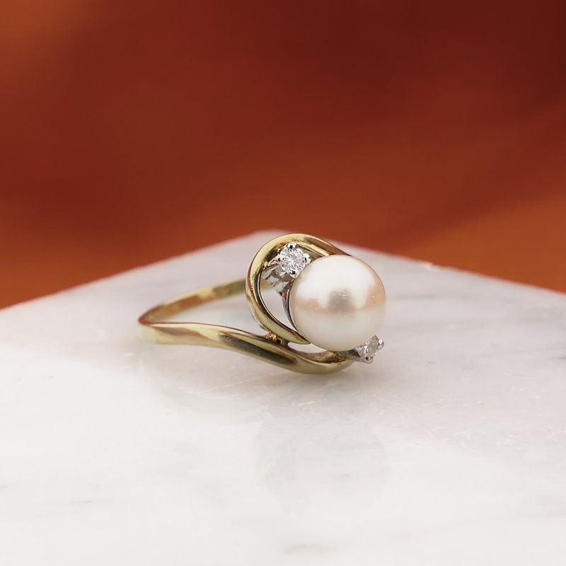 Afbeelding 2 van Gouden ring met parel en diamanten; 0,07 ct.