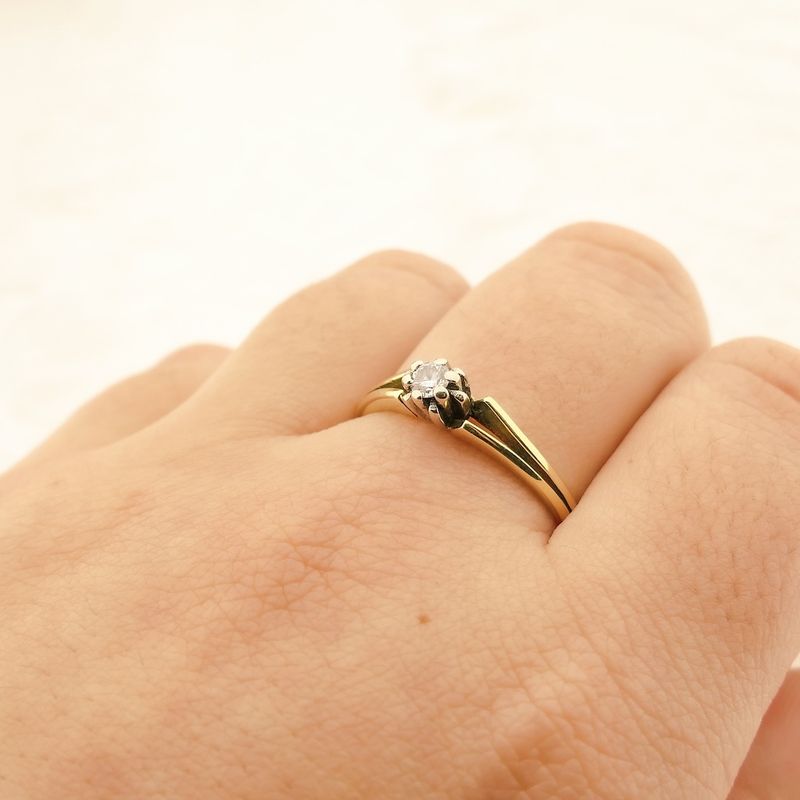 Image 4 of Gold solitaire ring with diamond; 0.14 ct.