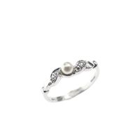 Silver ladies ring with pearl and zirconia