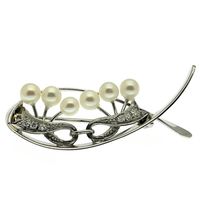 White gold brooch with diamond and pearl
