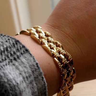 Image 2 of Gold link bracelet with pattern