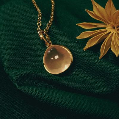 18-karat gold jasseron necklace with a fixed rose quartz pendant; 38.5 cm - 43.5 cm | Tirisi Image 2 of 18-karat gold jasseron necklace with a fixed rose quartz pendant; 38.5 cm - 43.5 cm | Tirisi